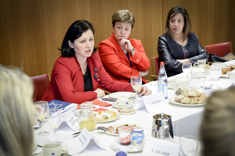 Fotó 8: Group picture following the FEMM Committee working breakfast.