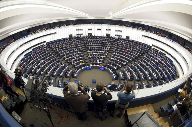 Fotogrāfija 5: Plenary session week 10 2016 in Strasbourg.  Wide angle view of the plenary chamber. Hemicycle.  Photographer in action. Fisheye.