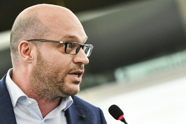 Fotografia 1: Lorenzo FONTANA MEP speaks in plenary session - Week 20  2017 in Strasbourg