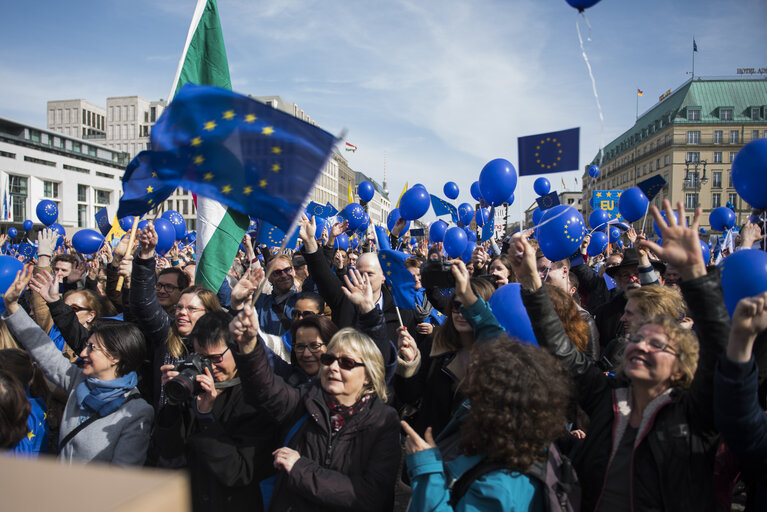 Photo 8 : 60th Anniversary of the Treaty of Rome celebrations - ' March for Europe in Berlin '