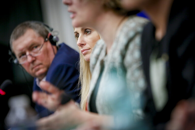 Photo 12 : Press conference: ' Revision of the EU gun law - outcome of the vote in plenary '