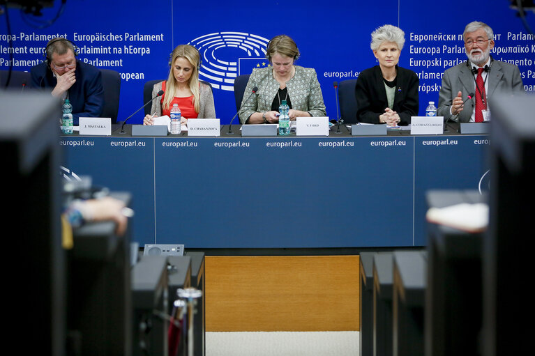 Photo 8 : Press conference: ' Revision of the EU gun law - outcome of the vote in plenary '