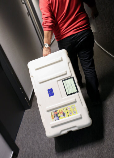 Movers transporting canteens from Strasbourg to Brussels