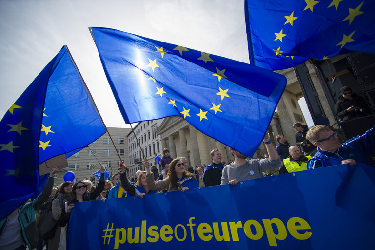 Photo 11 : 60th Anniversary of the Treaty of Rome celebrations - ' March for Europe in Berlin '