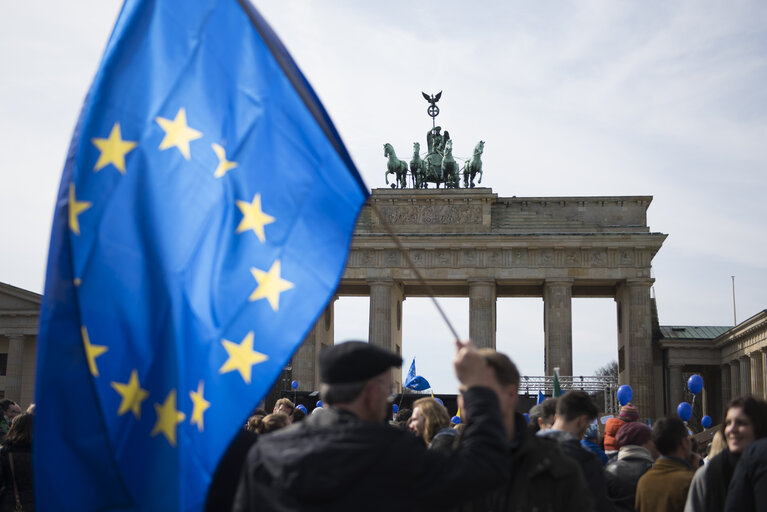 Photo 3 : 60th Anniversary of the Treaty of Rome celebrations - ' March for Europe in Berlin '