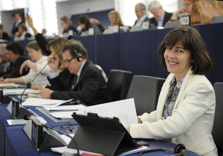 Fotografie 1: MEP Maria do Ceu PATRAO NEVES voting in plenary session