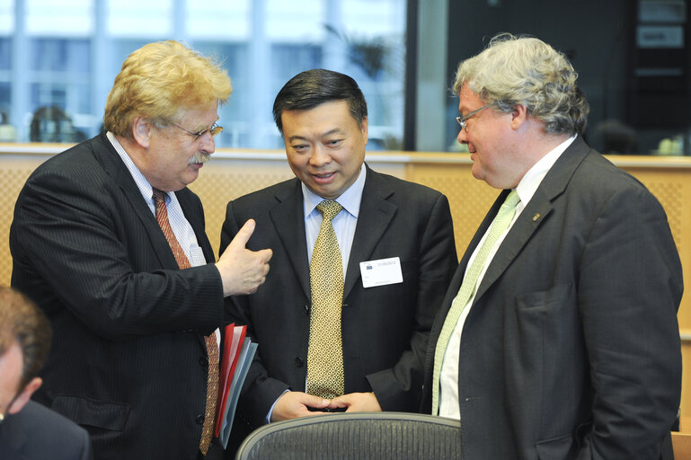 Foto 1: 3d EU-China high level political parties and group's forum.  How can the EU and China cooperate to meet common challenges?  faire des photos de tous les chinois