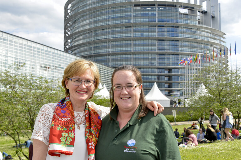 Photo 7 : EP Vice-President Mairead McGUINNESS meets with Irish youngsters taking part in the EYE event
