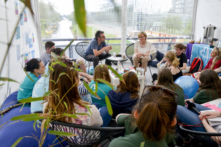 Photo 18 : EP Vice-President Mairead McGUINNESS meets with Irish youngsters taking part in the EYE event