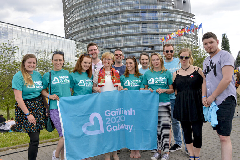 Photo 17 : EP Vice-President Mairead McGUINNESS meets with Irish youngsters taking part in the EYE event