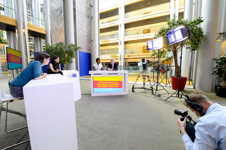 Foto 7: France 3 live emission from the Vox Box in the European Parliament during the EYE 2016 in Strasbourg