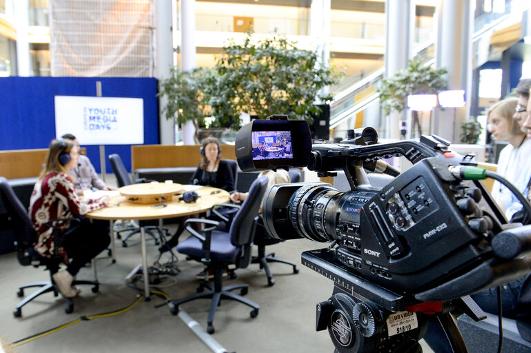 Foto 22: France 3 live emission from the Vox Box in the European Parliament during the EYE 2016 in Strasbourg