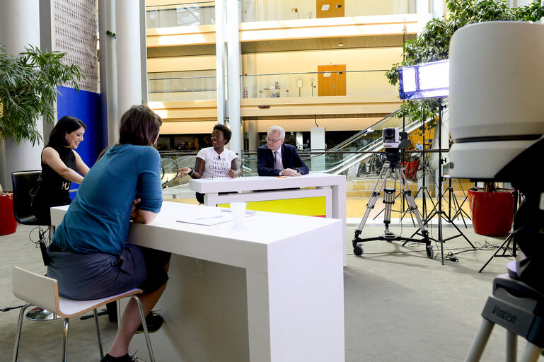 Foto 15: France 3 live emission from the Vox Box in the European Parliament during the EYE 2016 in Strasbourg