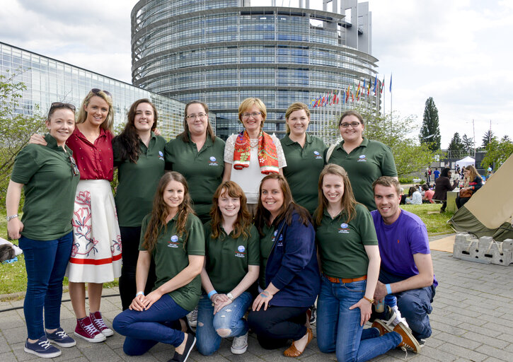 Photo 9 : EP Vice-President Mairead McGUINNESS meets with Irish youngsters taking part in the EYE event