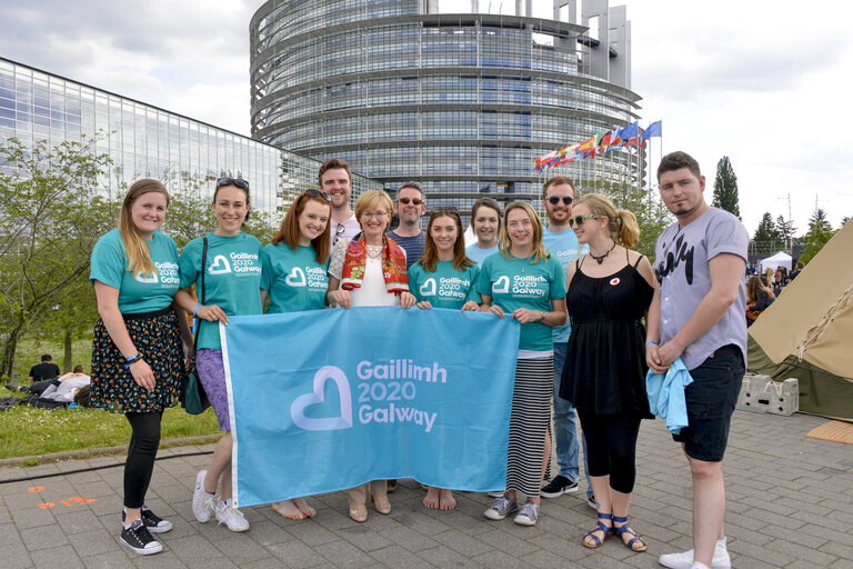 Photo 16 : EP Vice-President Mairead McGUINNESS meets with Irish youngsters taking part in the EYE event