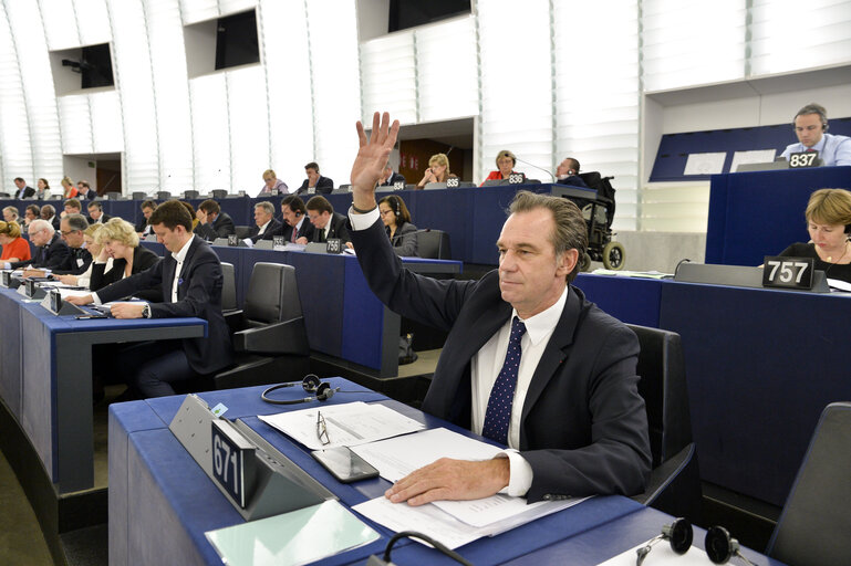 Photo 4: Renaud MUSELIER in plenary session week 19 2016 in Strasbourg