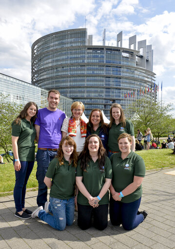 Photo 6 : EP Vice-President Mairead McGUINNESS meets with Irish youngsters taking part in the EYE event