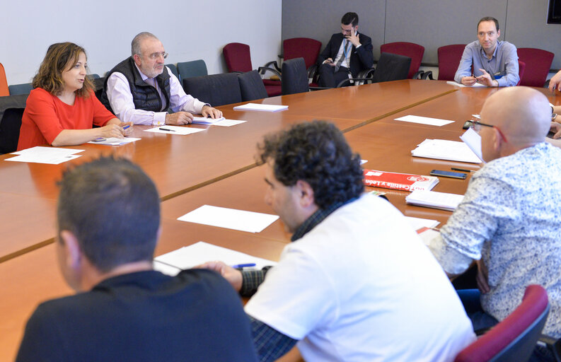 Fotogrāfija 2: Spanish MEPs from PP, IU, PODEMOS meet with workers representatives of Lactaris