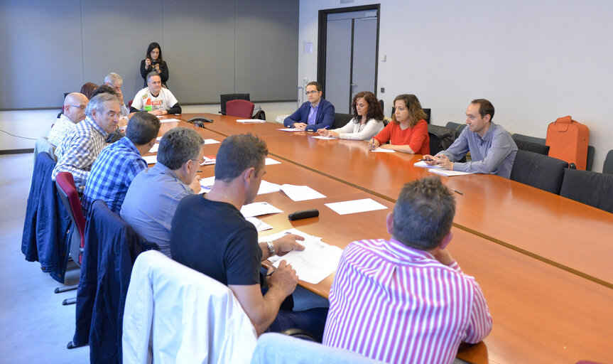 Fotogrāfija 16: Spanish MEPs from PP, IU, PODEMOS meet with workers representatives of Lactaris