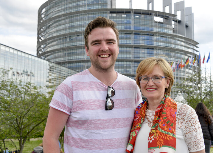 Photo 14 : EP Vice-President Mairead McGUINNESS meets with Irish youngsters taking part in the EYE event