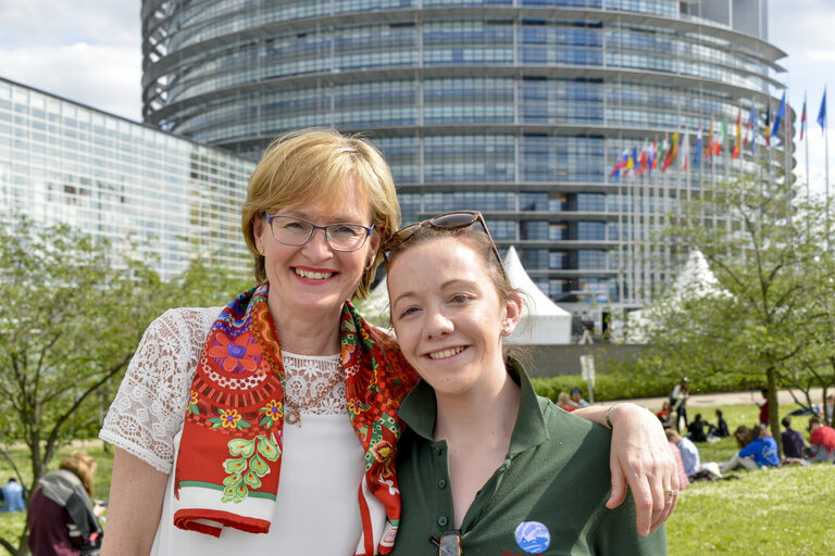 Photo 10 : EP Vice-President Mairead McGUINNESS meets with Irish youngsters taking part in the EYE event