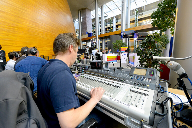 Foto 10: France 3 live emission from the Vox Box in the European Parliament during the EYE 2016 in Strasbourg