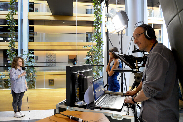 Foto 23: France 3 live emission from the Vox Box in the European Parliament during the EYE 2016 in Strasbourg