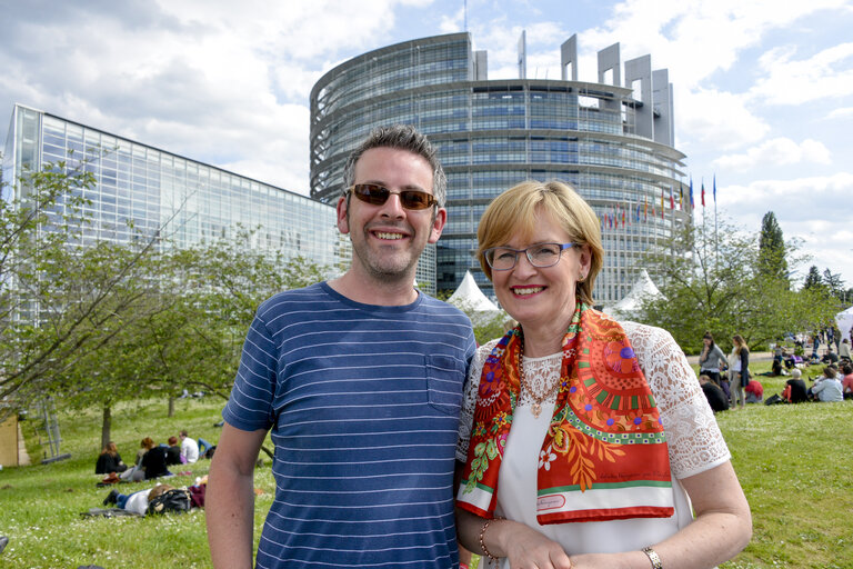 Photo 5 : EP Vice-President Mairead McGUINNESS meets with Irish youngsters taking part in the EYE event