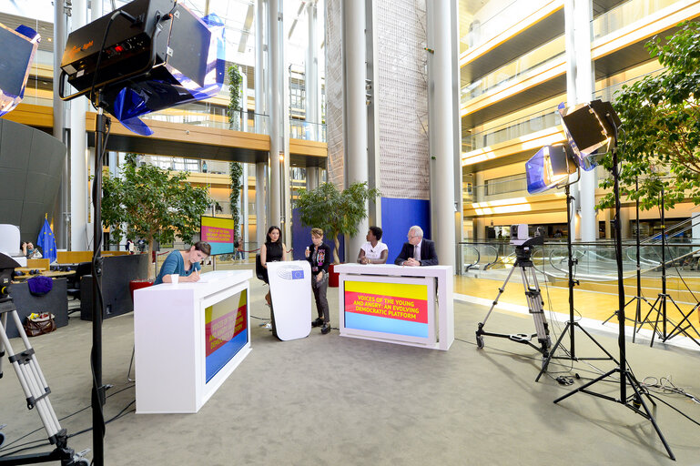 Foto 12: France 3 live emission from the Vox Box in the European Parliament during the EYE 2016 in Strasbourg