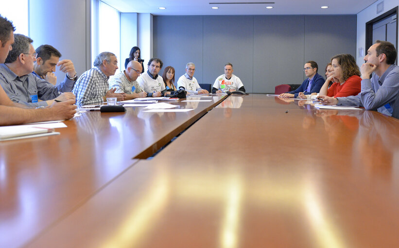 Fotogrāfija 15: Spanish MEPs from PP, IU, PODEMOS meet with workers representatives of Lactaris