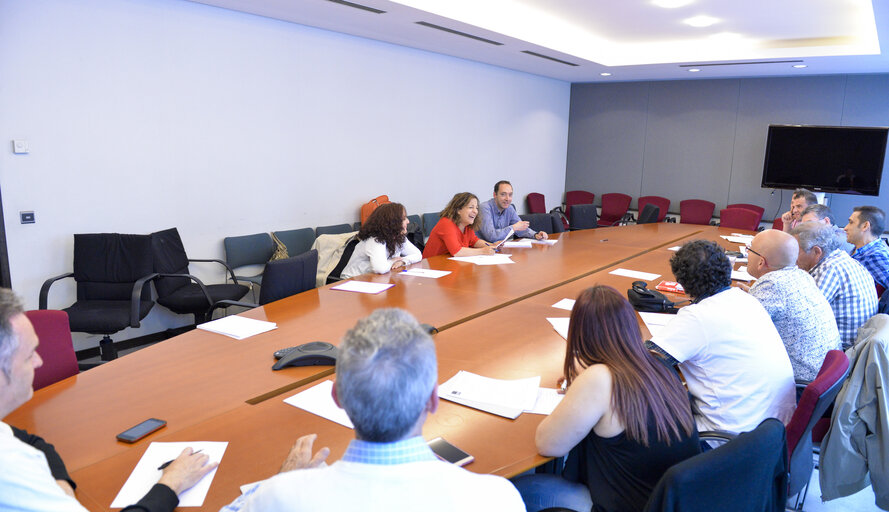 Fotogrāfija 6: Spanish MEPs from PP, IU, PODEMOS meet with workers representatives of Lactaris