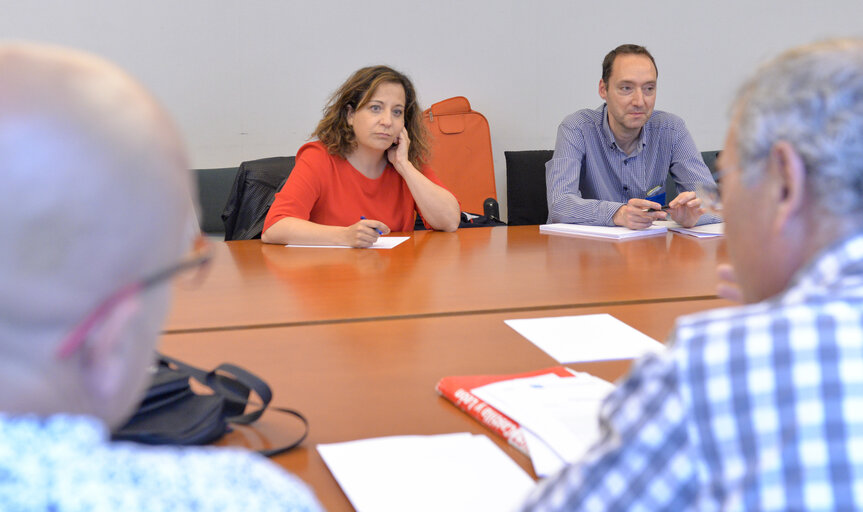 Fotogrāfija 18: Spanish MEPs from PP, IU, PODEMOS meet with workers representatives of Lactaris