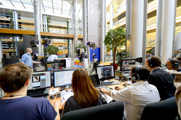 Foto 11: France 3 live emission from the Vox Box in the European Parliament during the EYE 2016 in Strasbourg