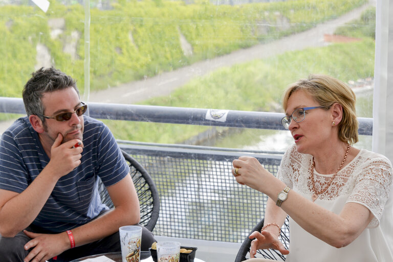 Photo 20 : EP Vice-President Mairead McGUINNESS meets with Irish youngsters taking part in the EYE event