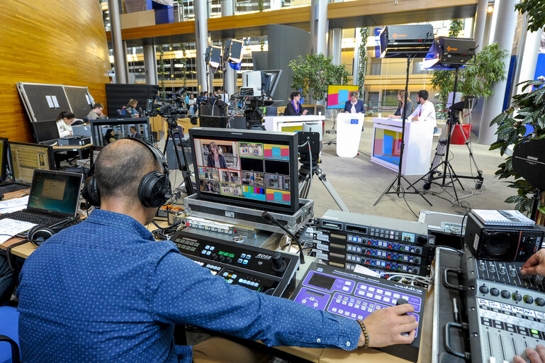 Fotografie 32: France 3 live emission from the Vox Box in the European Parliament during the EYE 2016 in Strasbourg