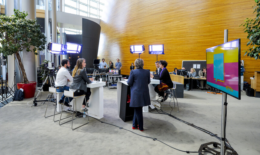 Fotografie 26: France 3 live emission from the Vox Box in the European Parliament during the EYE 2016 in Strasbourg