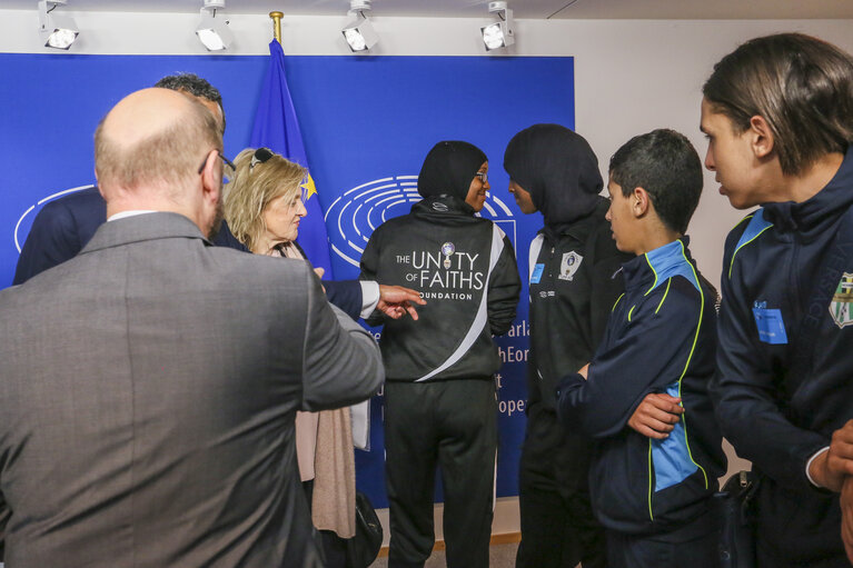 Fotografia 1: Martin SCHULZ - EP President meets with The Unity of faiths Football club  (TUFF FC)