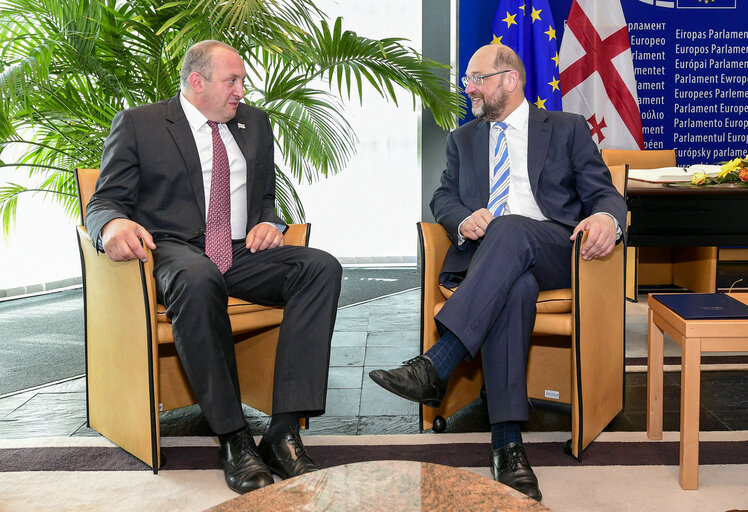 Fotó 1: Official visit of the President of Georgia to the EP in Strasbourg - Martin SCHULZ - EP President welcomes Giorgi MARGVELASHVILI - President of Georgia