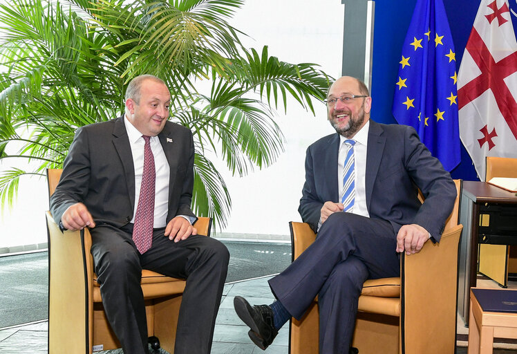 Fotó 2: Official visit of the President of Georgia to the EP in Strasbourg - Martin SCHULZ - EP President welcomes Giorgi MARGVELASHVILI - President of Georgia