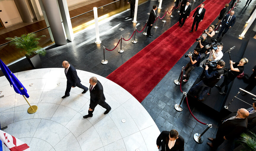 Foto 5: Official visit of the President of Georgia to the EP in Strasbourg - Martin SCHULZ - EP President welcomes Giorgi MARGVELASHVILI - President of Georgia