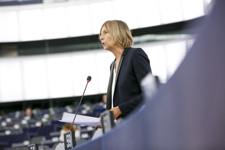 Foto 2: Marielle DE SARNEZ in plenary session week 23 2016 in Strasbourg