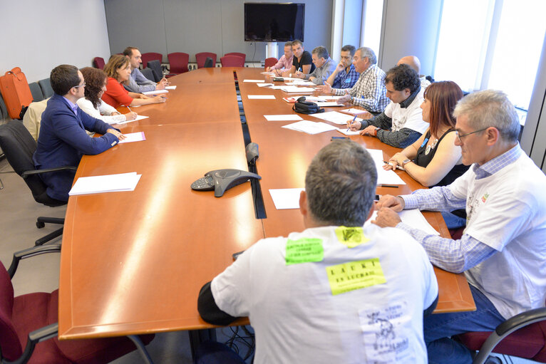 Fotogrāfija 19: Spanish MEPs from PP, IU, PODEMOS meet with workers representatives of Lactaris