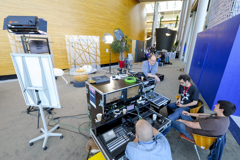 Fotografie 3: France 3 live emission from the Vox Box in the European Parliament during the EYE 2016 in Strasbourg