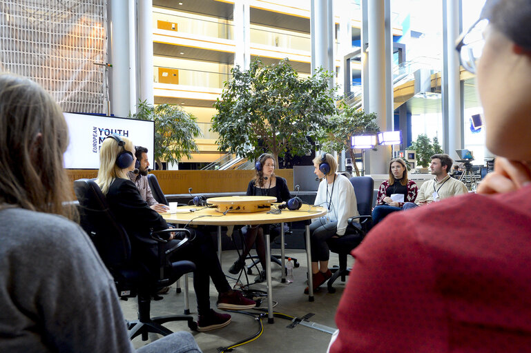 Foto 17: France 3 live emission from the Vox Box in the European Parliament during the EYE 2016 in Strasbourg