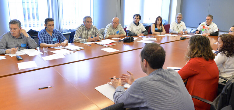 Fotogrāfija 14: Spanish MEPs from PP, IU, PODEMOS meet with workers representatives of Lactaris