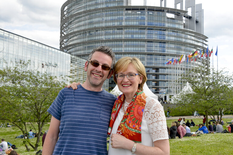 Photo 12 : EP Vice-President Mairead McGUINNESS meets with Irish youngsters taking part in the EYE event