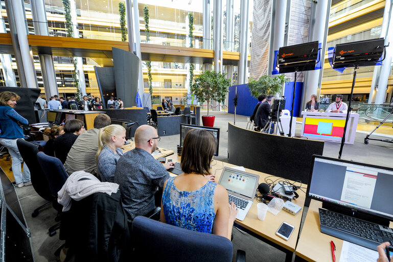 Fotografie 24: France 3 live emission from the Vox Box in the European Parliament during the EYE 2016 in Strasbourg