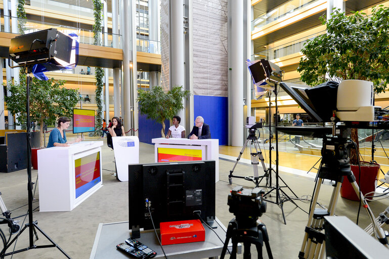 Foto 5: France 3 live emission from the Vox Box in the European Parliament during the EYE 2016 in Strasbourg