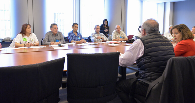 Fotogrāfija 1: Spanish MEPs from PP, IU, PODEMOS meet with workers representatives of Lactaris