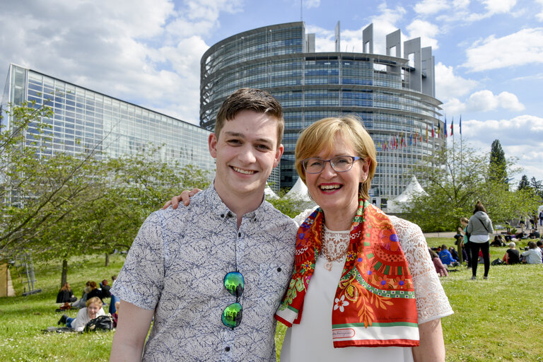 Photo 3 : EP Vice-President Mairead McGUINNESS meets with Irish youngsters taking part in the EYE event